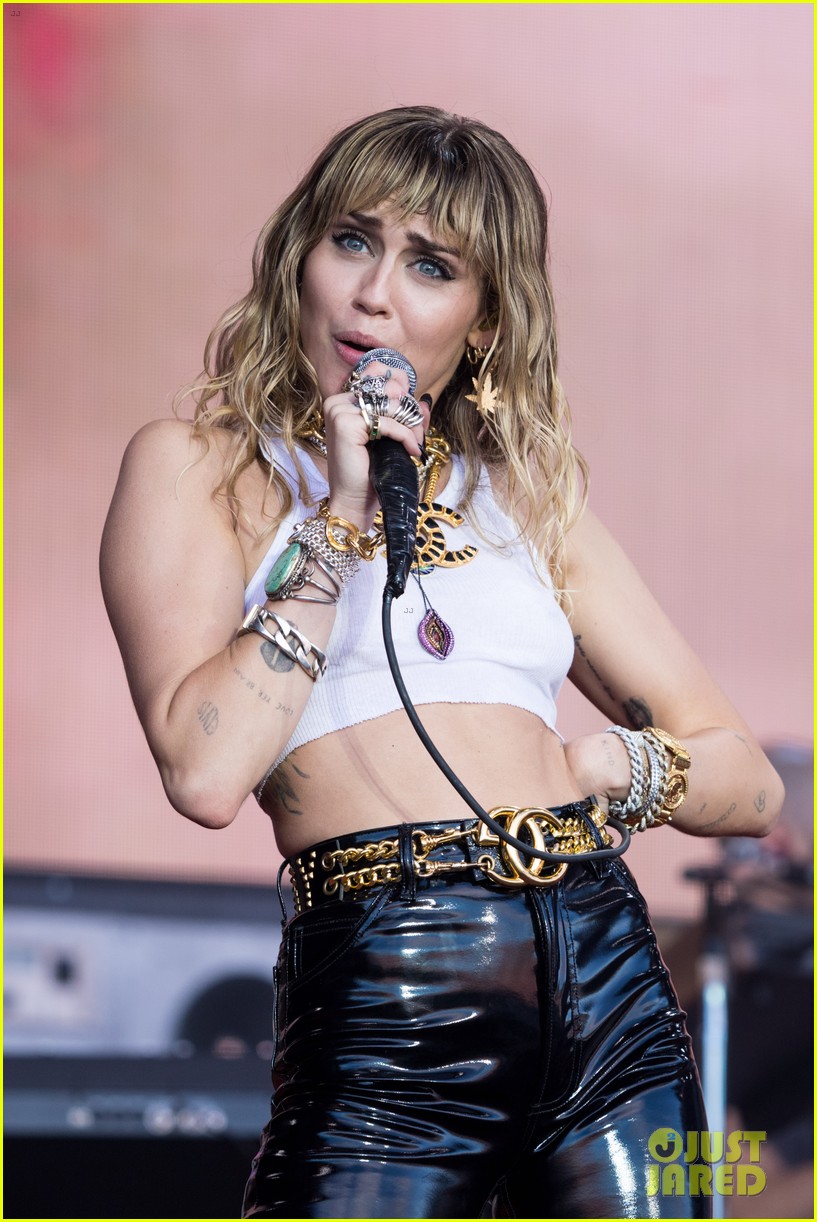 miley cyrus brings out dad billy ray lil nas x for old town road 06