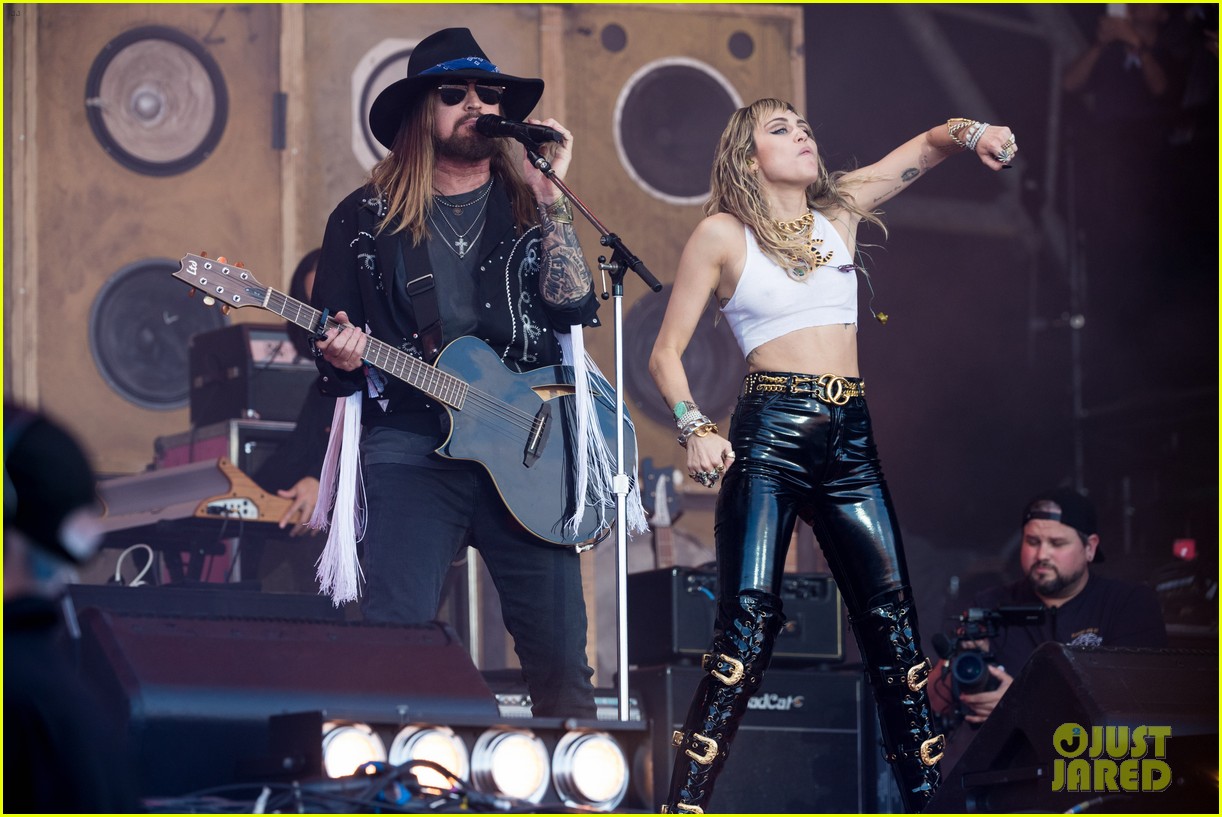 miley cyrus brings out dad billy ray lil nas x for old town road 19