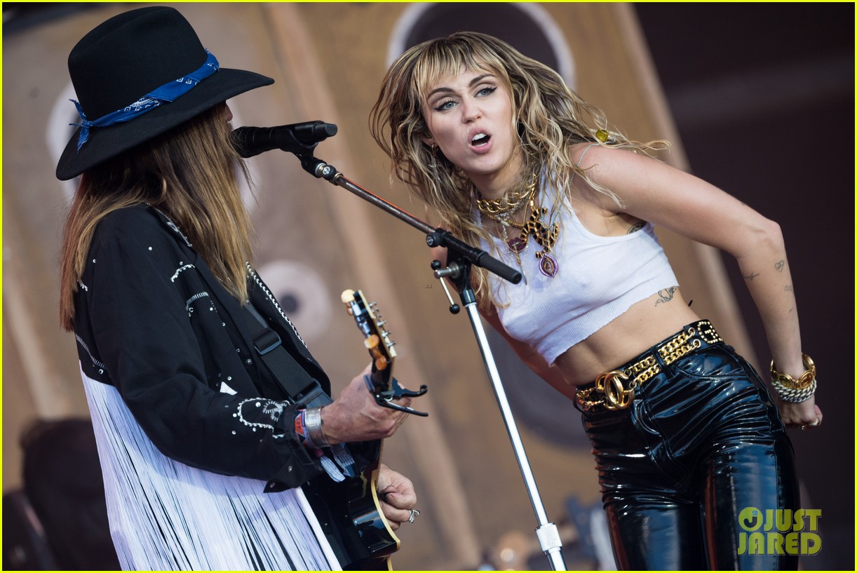 miley cyrus brings out dad billy ray lil nas x for old town road 20