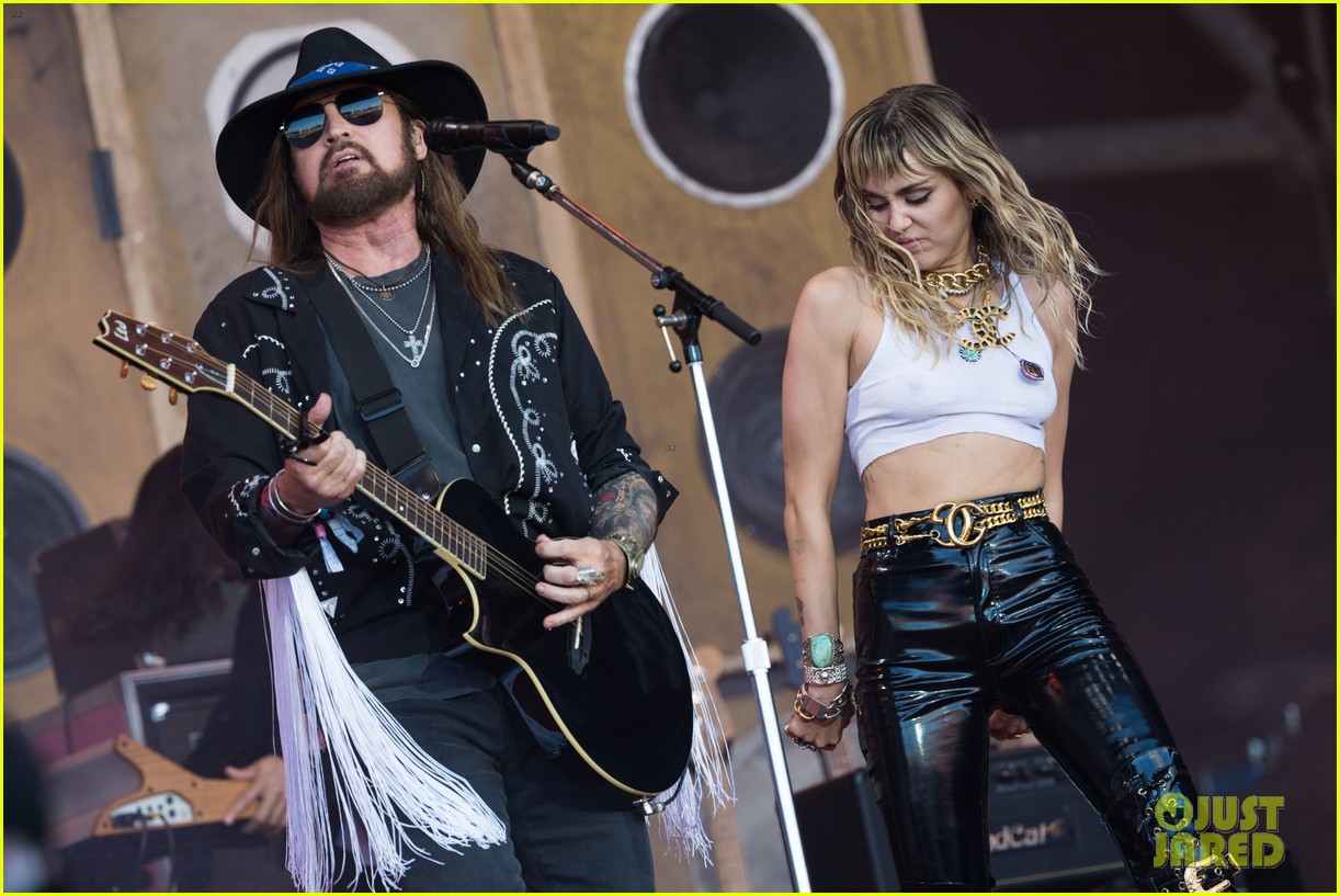 miley cyrus brings out dad billy ray lil nas x for old town road 21