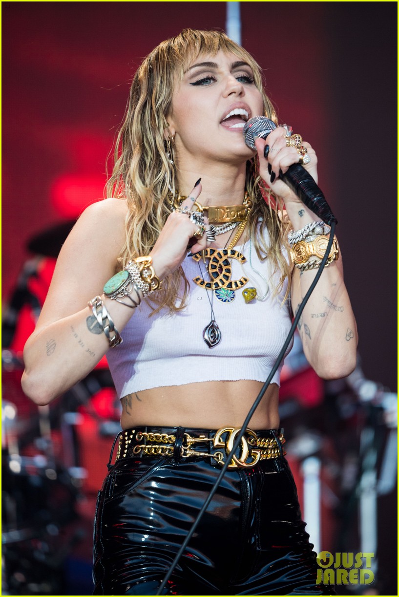 miley cyrus brings out dad billy ray lil nas x for old town road 26