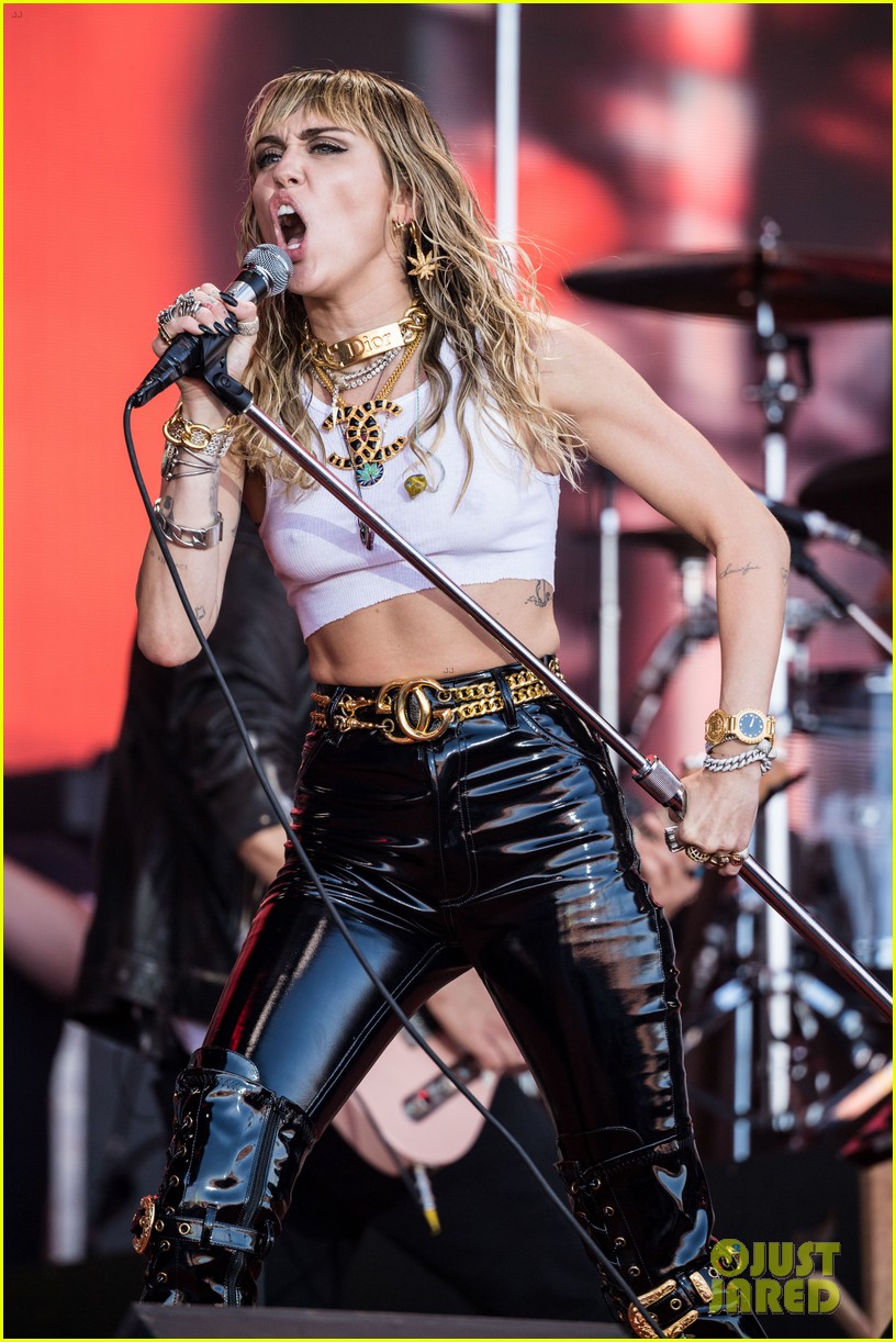 miley cyrus brings out dad billy ray lil nas x for old town road 28