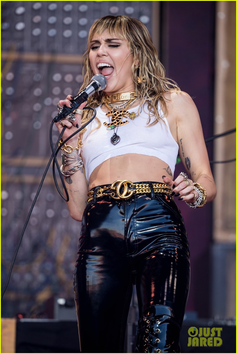 miley cyrus brings out dad billy ray lil nas x for old town road 41