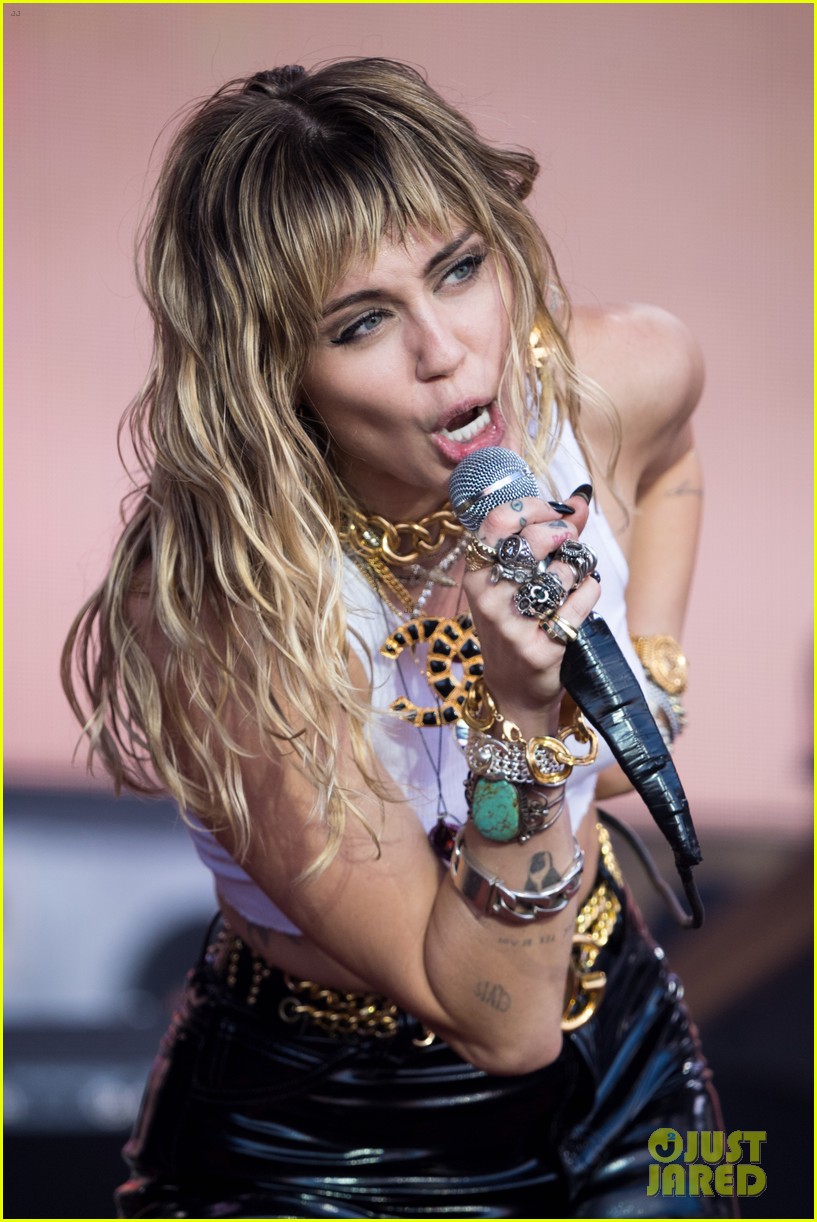miley cyrus brings out dad billy ray lil nas x for old town road 46