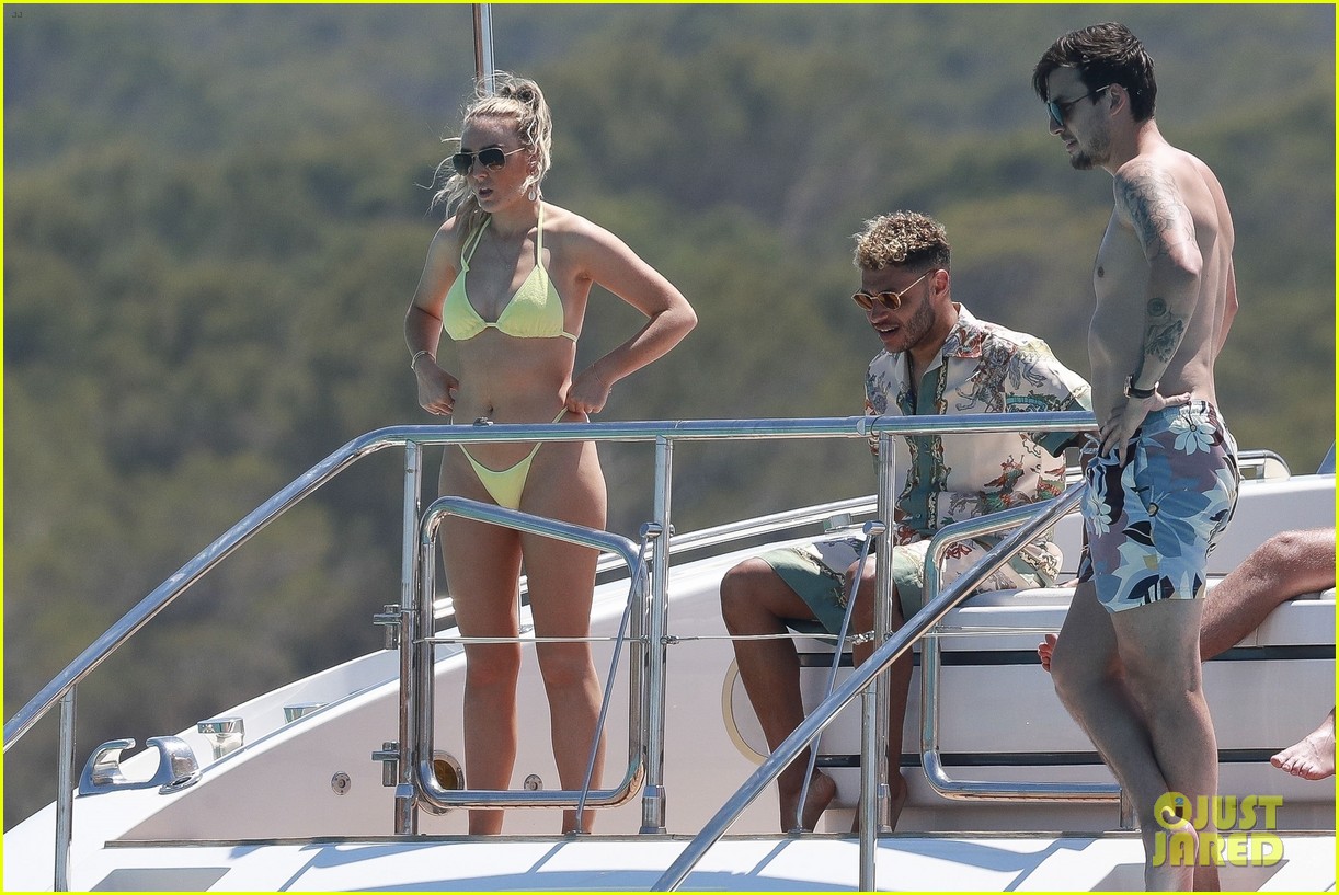 perrie edwards alex oxlade chamerlain party boat friends 07