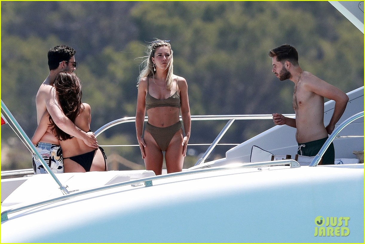 perrie edwards alex oxlade chamerlain party boat friends 11