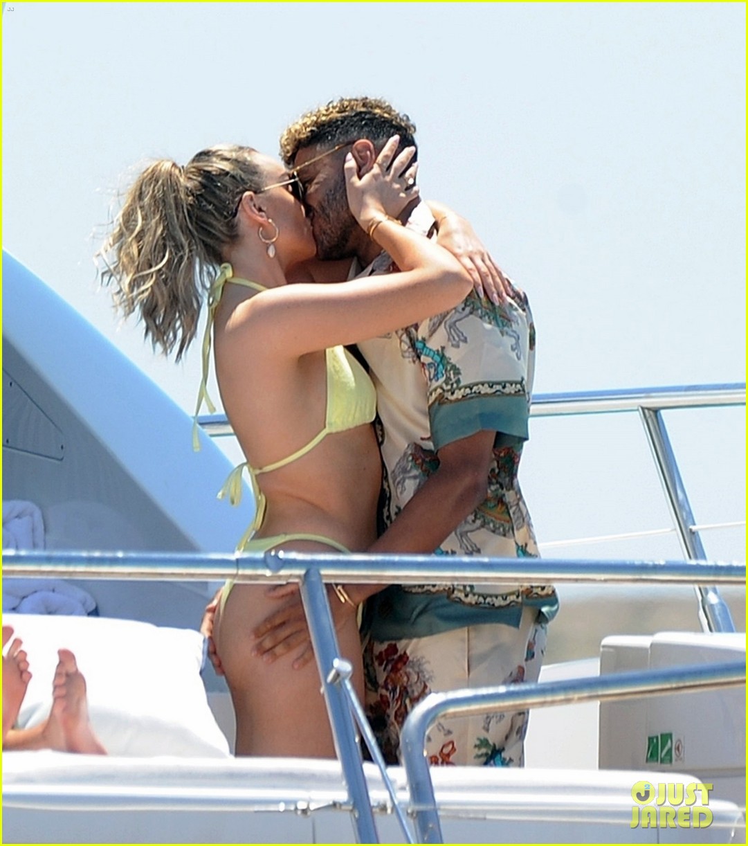 perrie edwards alex oxlade chamerlain party boat friends 15