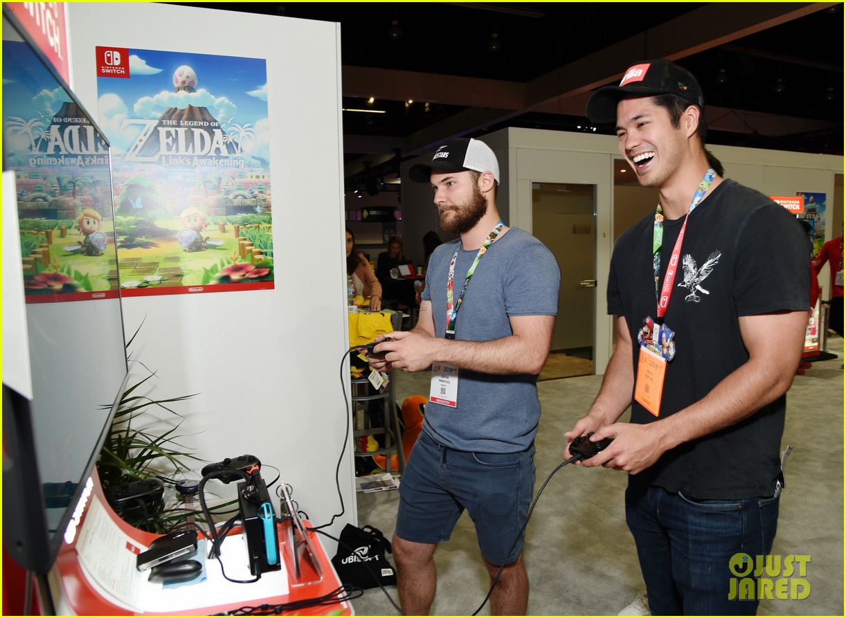 ross butler meets up with 13 reasons why costarsat e3 convention 12