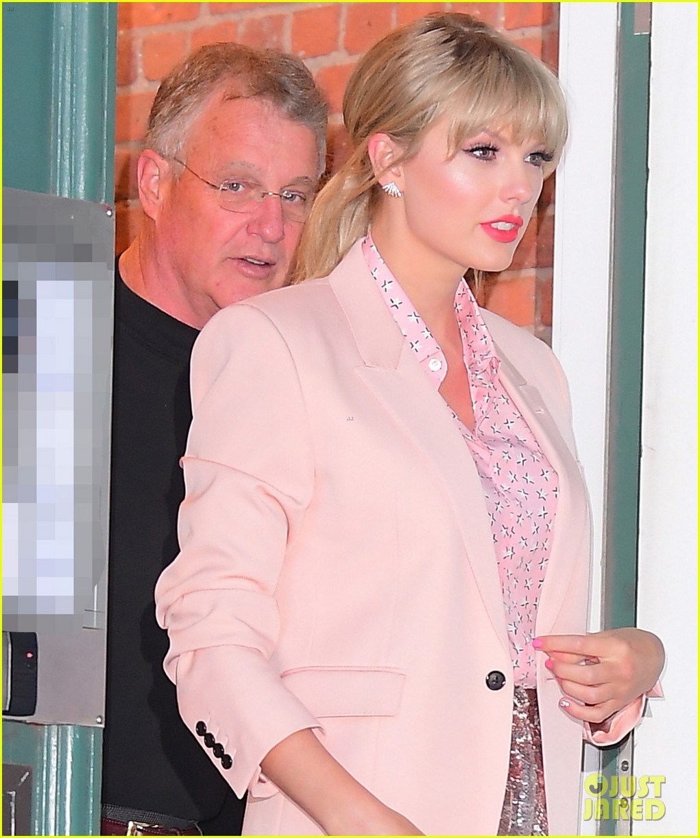 taylor swift visits stonewall inn gay bar after you need to calm down release 02