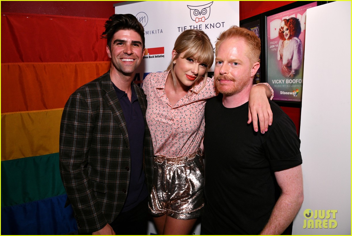 taylor swift performs at the stonewall inn 02