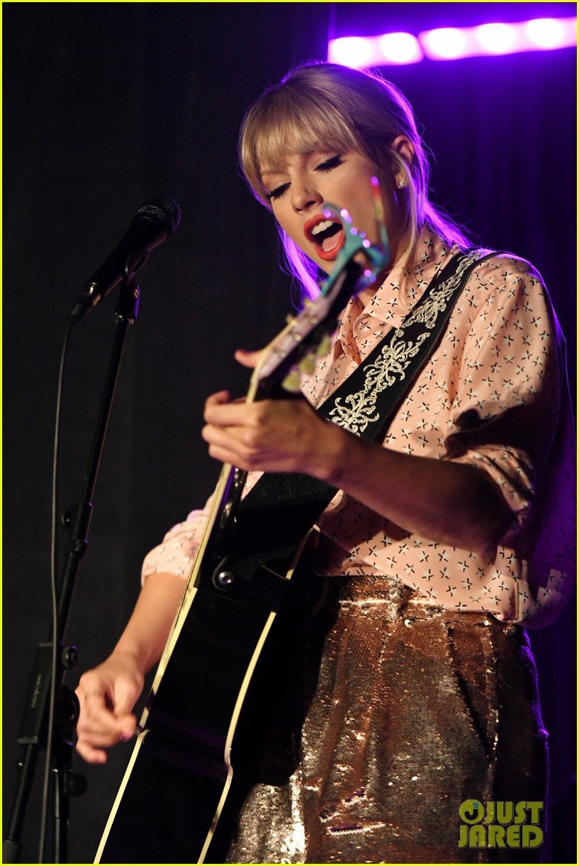 taylor swift performs at the stonewall inn 06