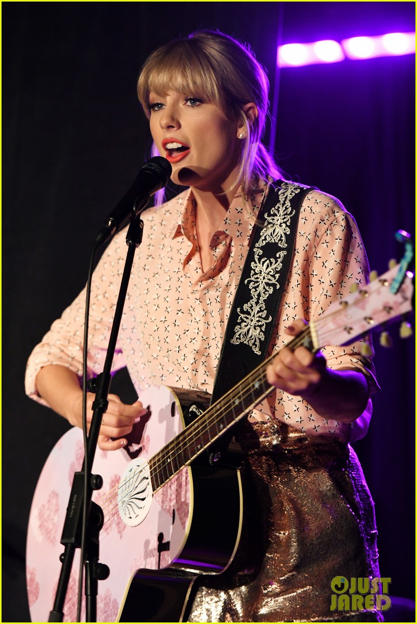 taylor swift performs at the stonewall inn 07