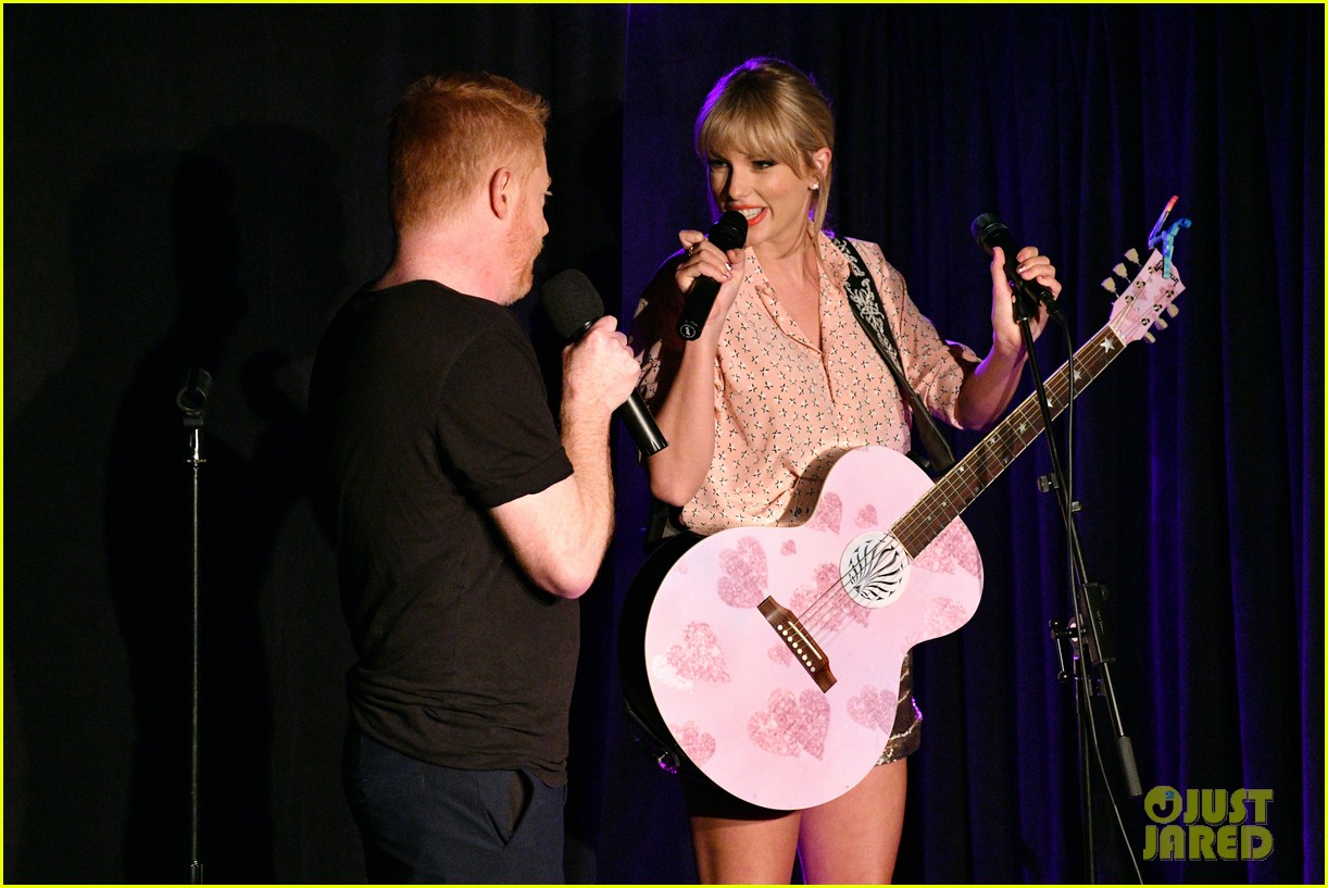 taylor swift performs at the stonewall inn 09