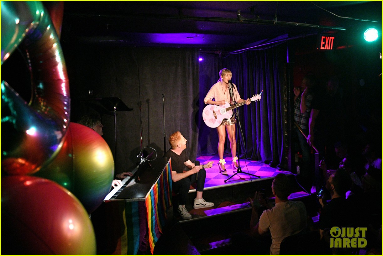 taylor swift performs at the stonewall inn 12
