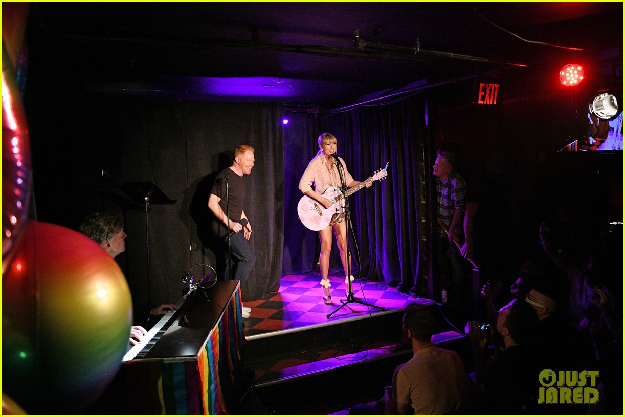 taylor swift performs at the stonewall inn 13