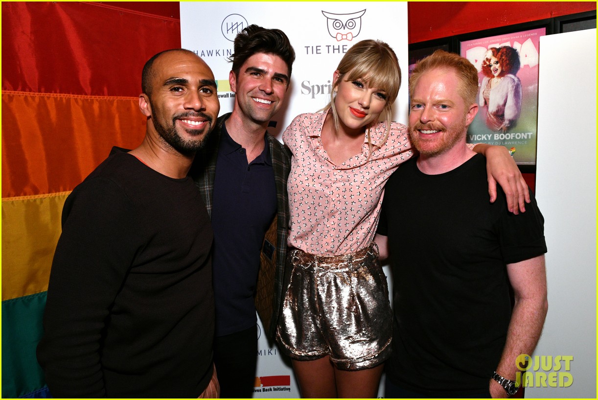 taylor swift performs at the stonewall inn 14
