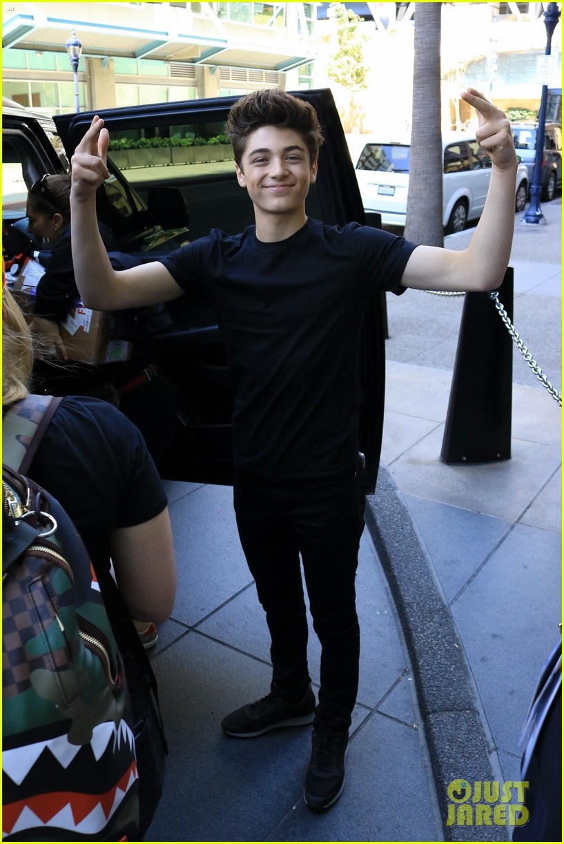 asher angel is all smiles while greeting fans comic con 2019 01