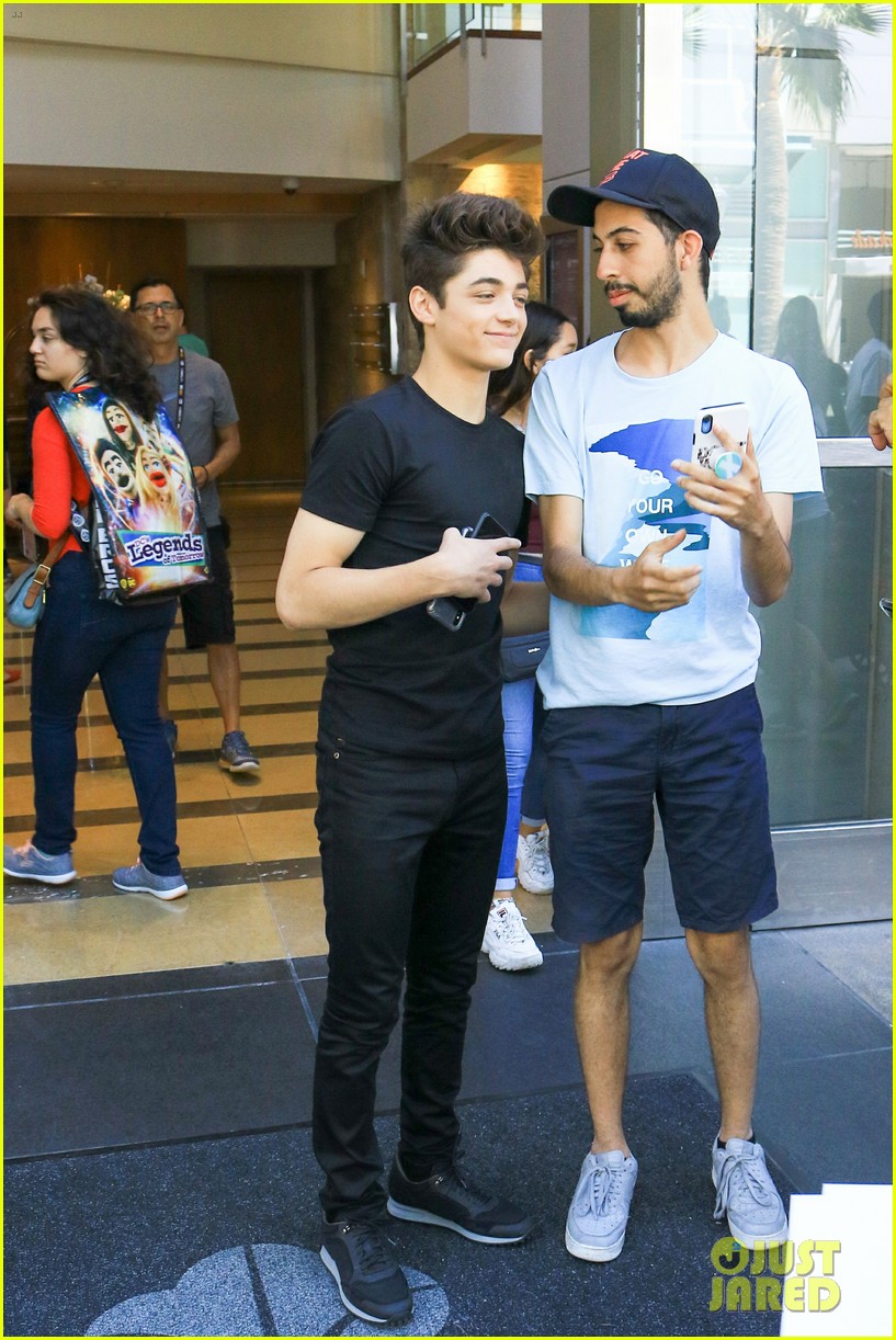 asher angel is all smiles while greeting fans comic con 2019 02