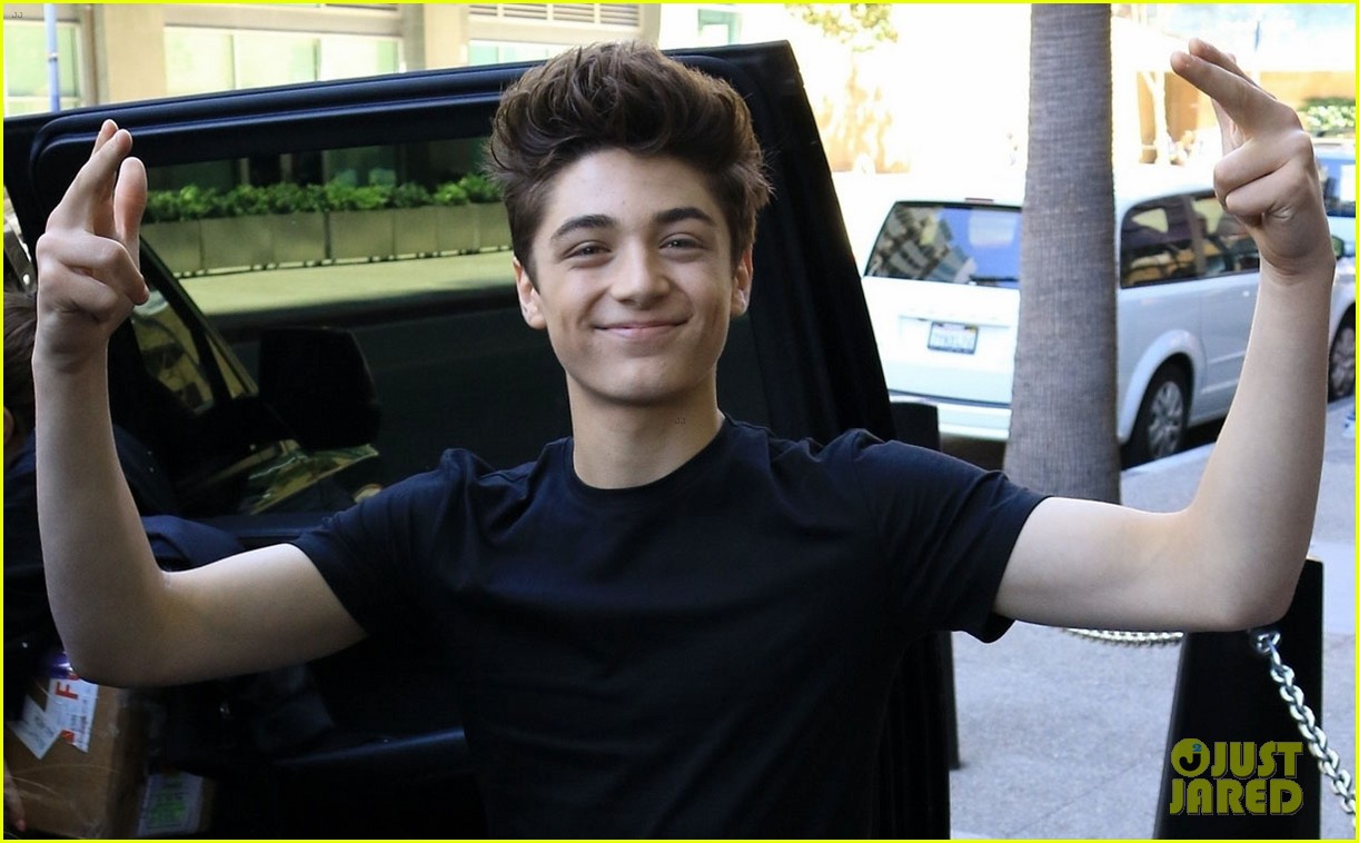 asher angel is all smiles while greeting fans comic con 2019 03