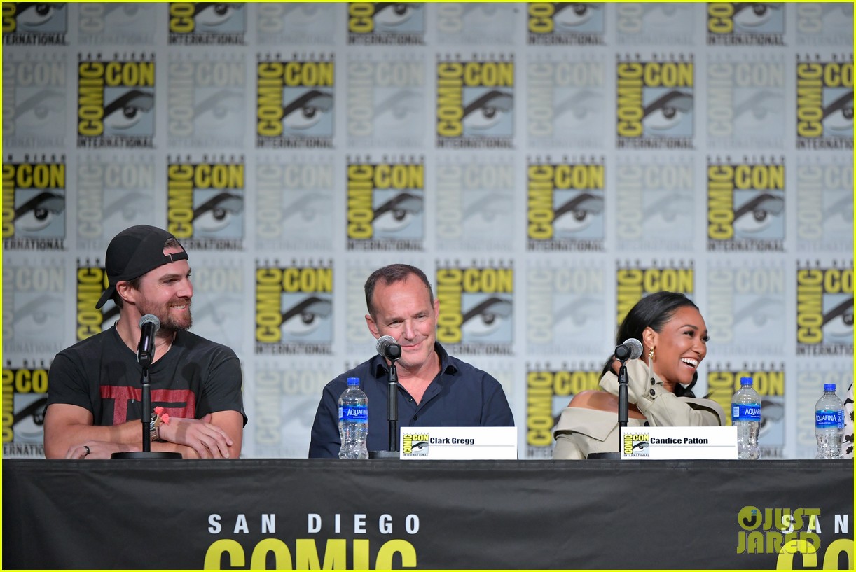 arrow cast dishes on cinematic final season at comic con 06