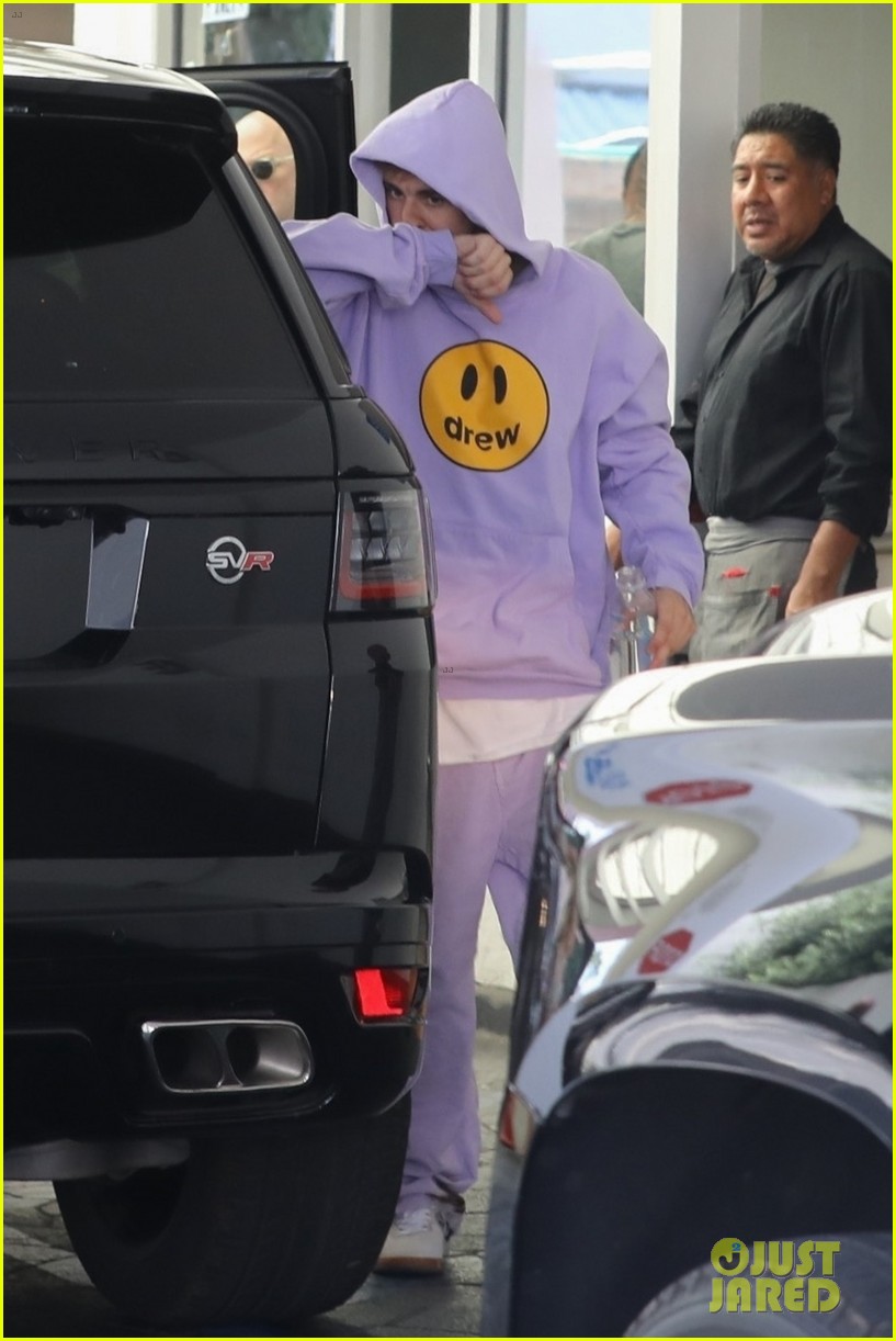 justin bieber shows off new face piercing and diamond grillz 01
