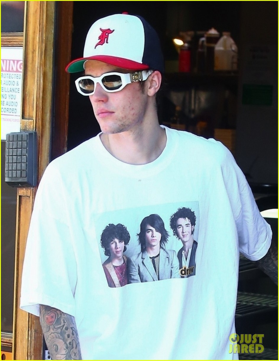 justin bieber sports jonas brothers shirt while out with hailey 03