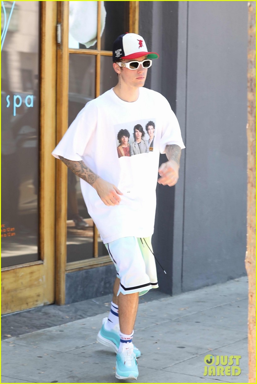 justin bieber sports jonas brothers shirt while out with hailey 07