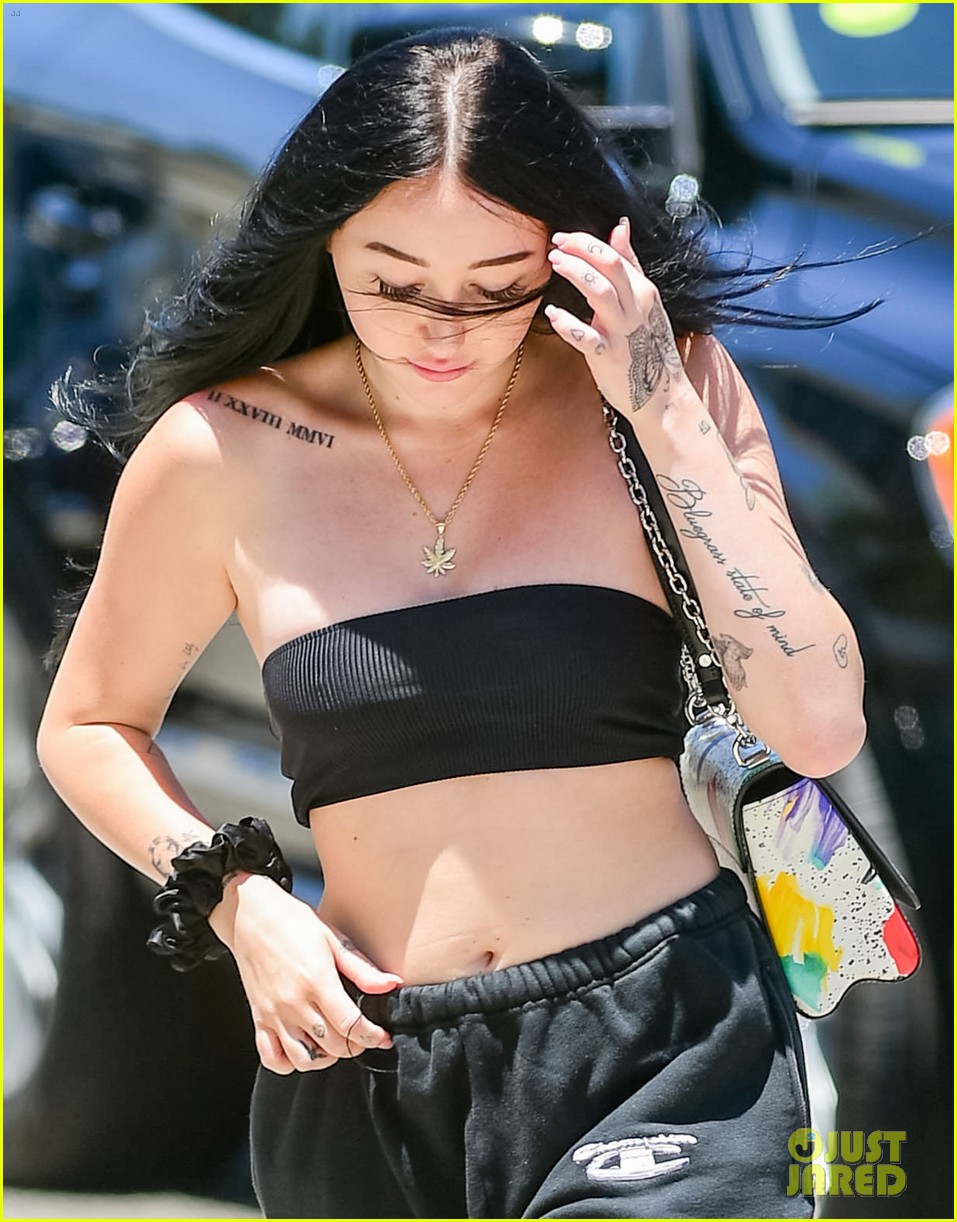 noah cyrus rocks black tube top for lunch date with a friend 02