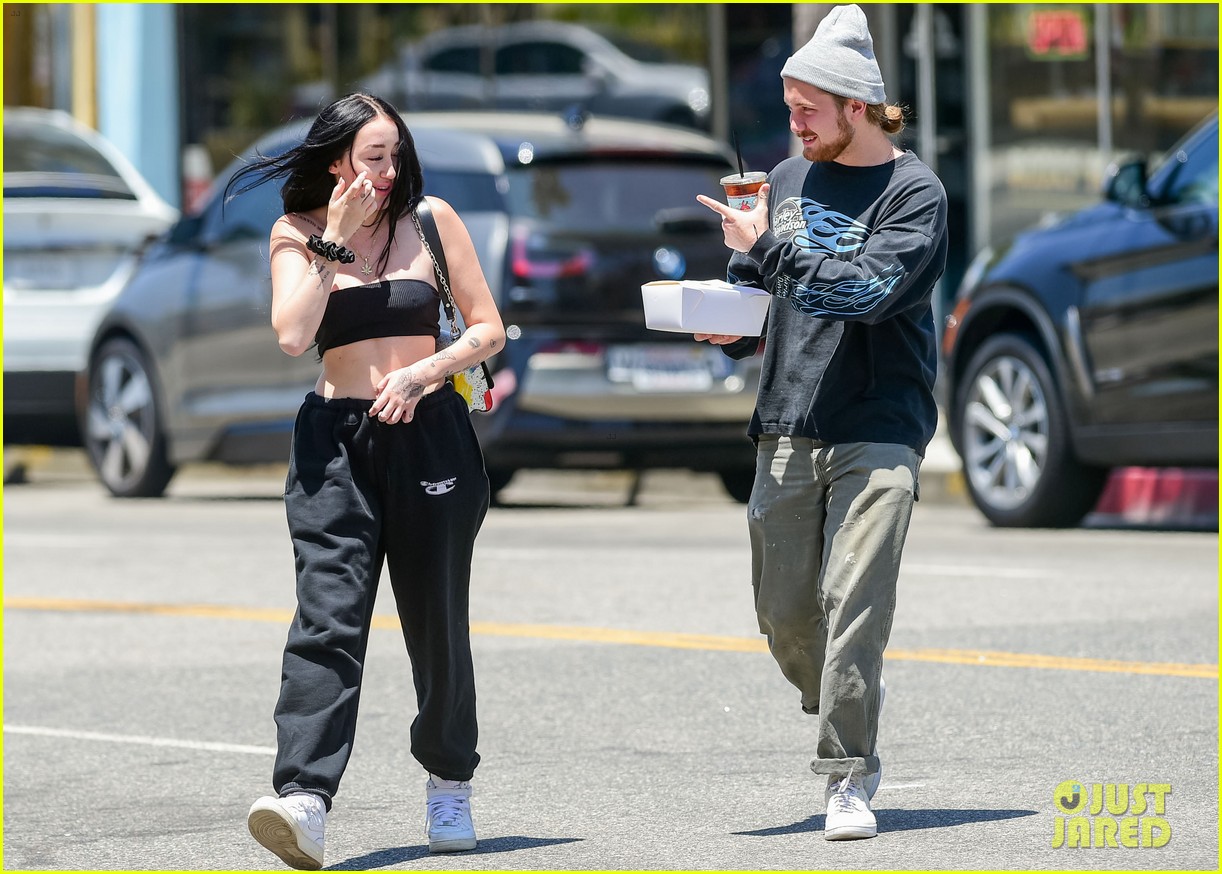 noah cyrus rocks black tube top for lunch date with a friend 04