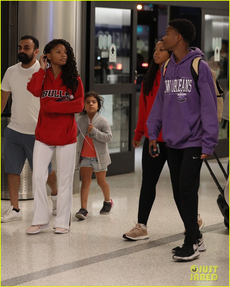halle bailey family airport arrival pics 03