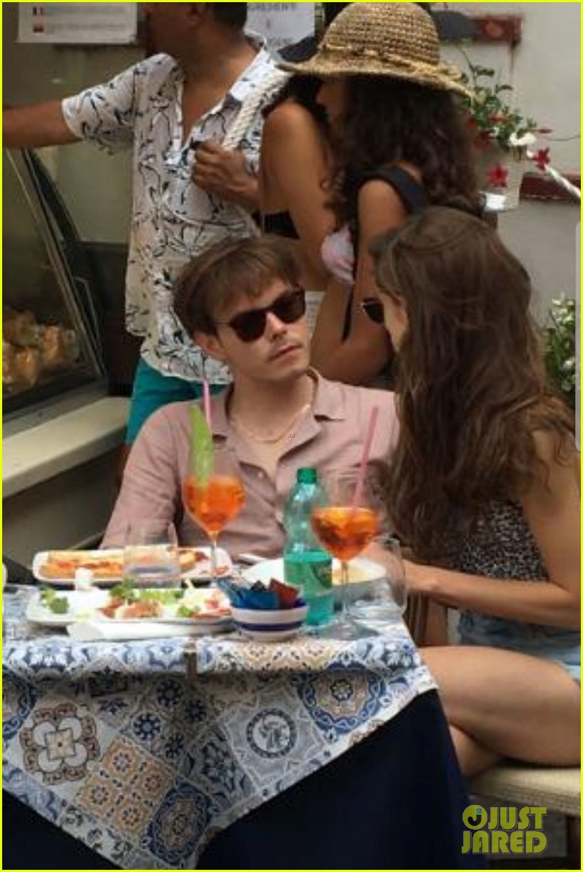 natalia dyer charlie heaton keep close during lunch in italy 01