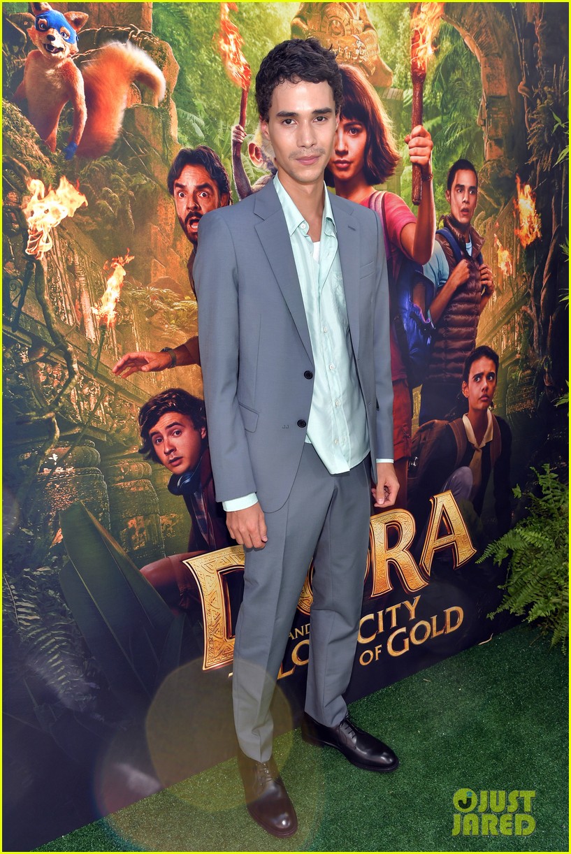 isabela moner jeff wahlberg team up at dora and the lost city of gold premiere 04