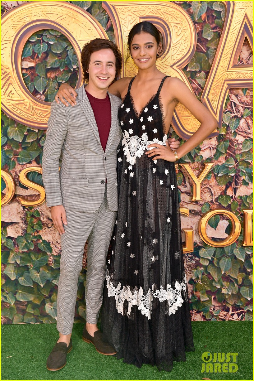 isabela moner jeff wahlberg team up at dora and the lost city of gold premiere 18