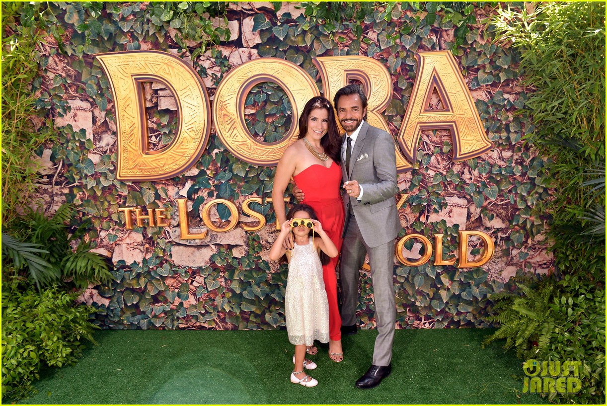 isabela moner jeff wahlberg team up at dora and the lost city of gold premiere 22