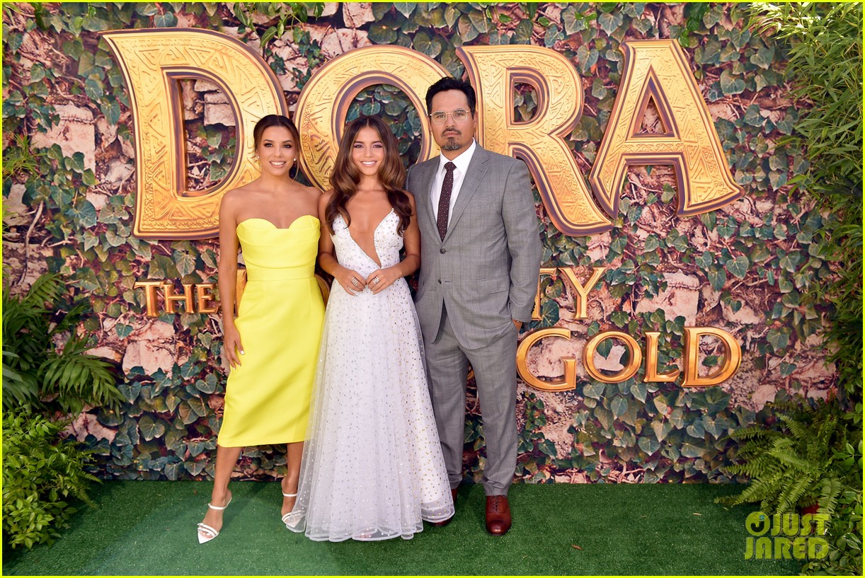 isabela moner jeff wahlberg team up at dora and the lost city of gold premiere 23