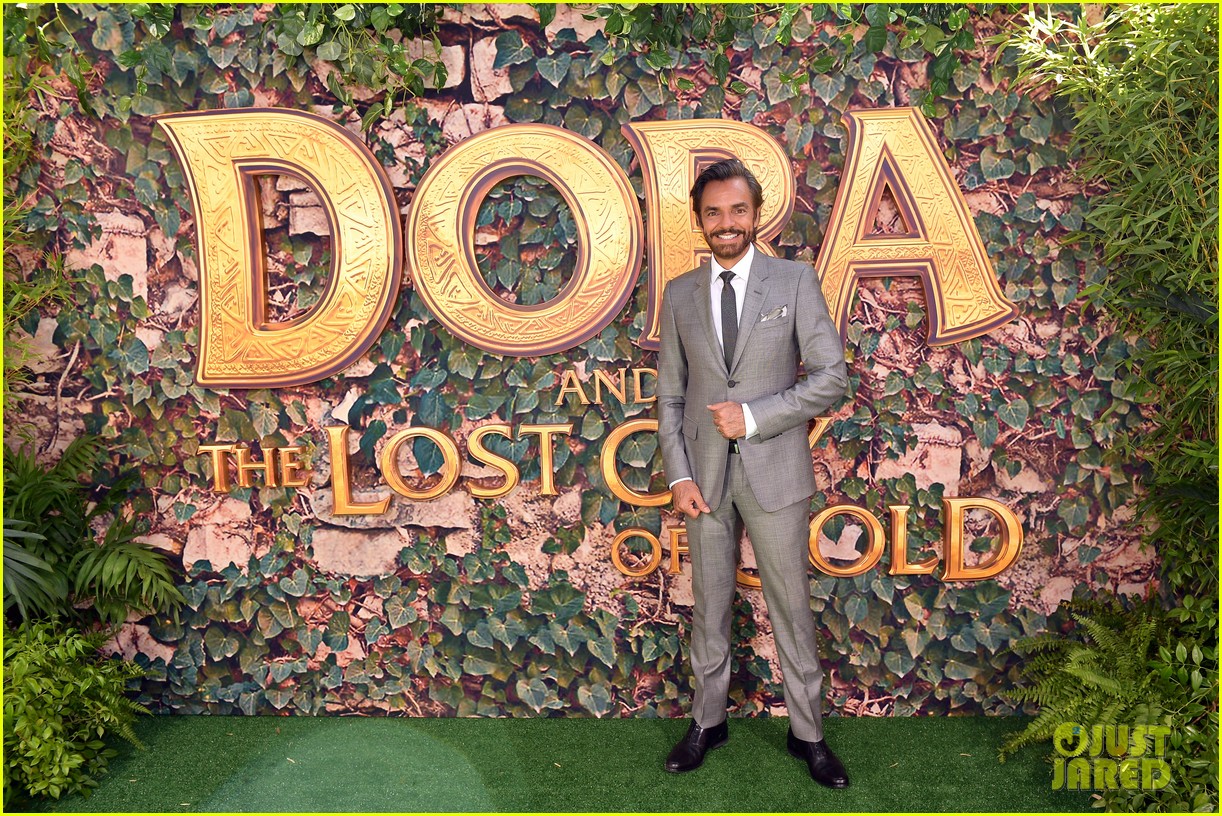 isabela moner jeff wahlberg team up at dora and the lost city of gold premiere 28