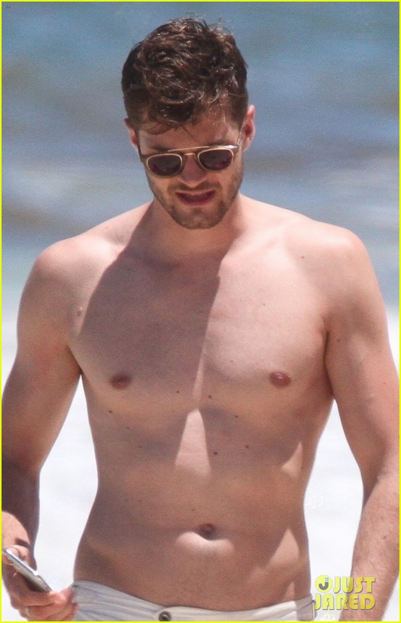 british youtuber jim chapman shows off shirtless body in mexico 04