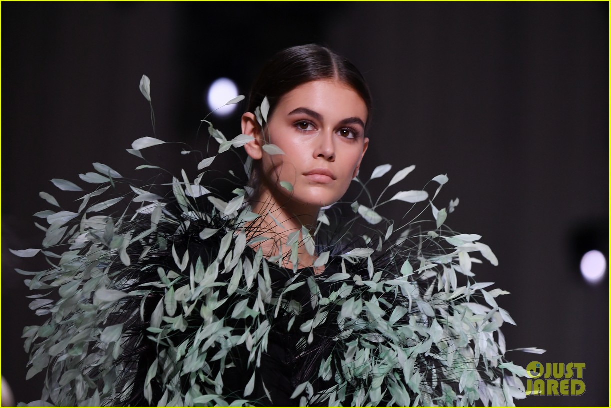 kaia gerber dons feathered frock for givenchy fashion show 02