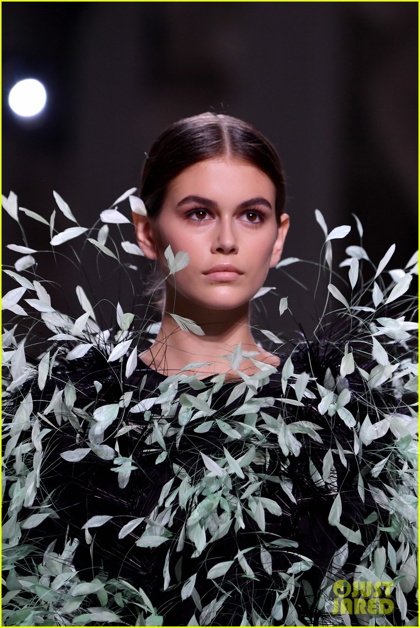 kaia gerber dons feathered frock for givenchy fashion show 06
