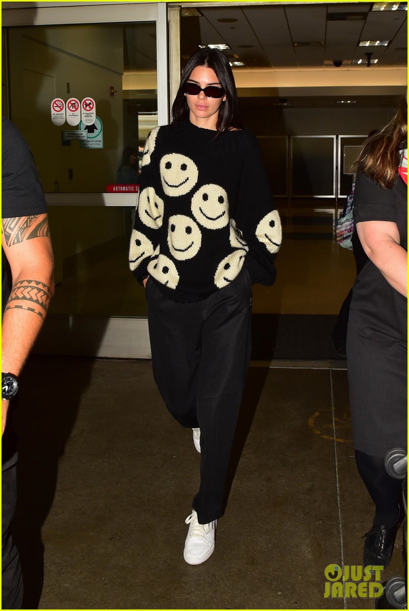 kendall jenner sports smiley face sweater for flight into lax 01