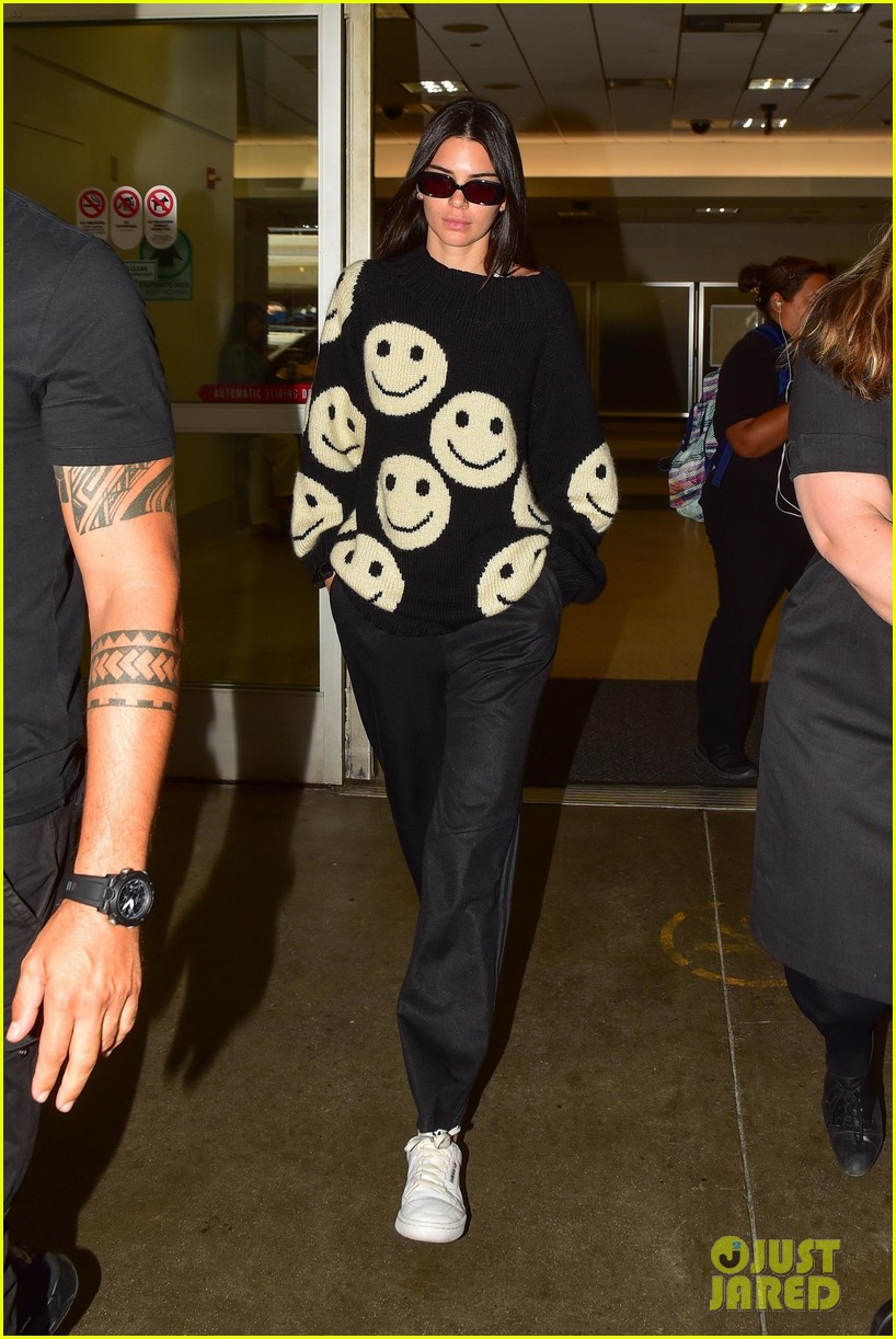 kendall jenner sports smiley face sweater for flight into lax 03
