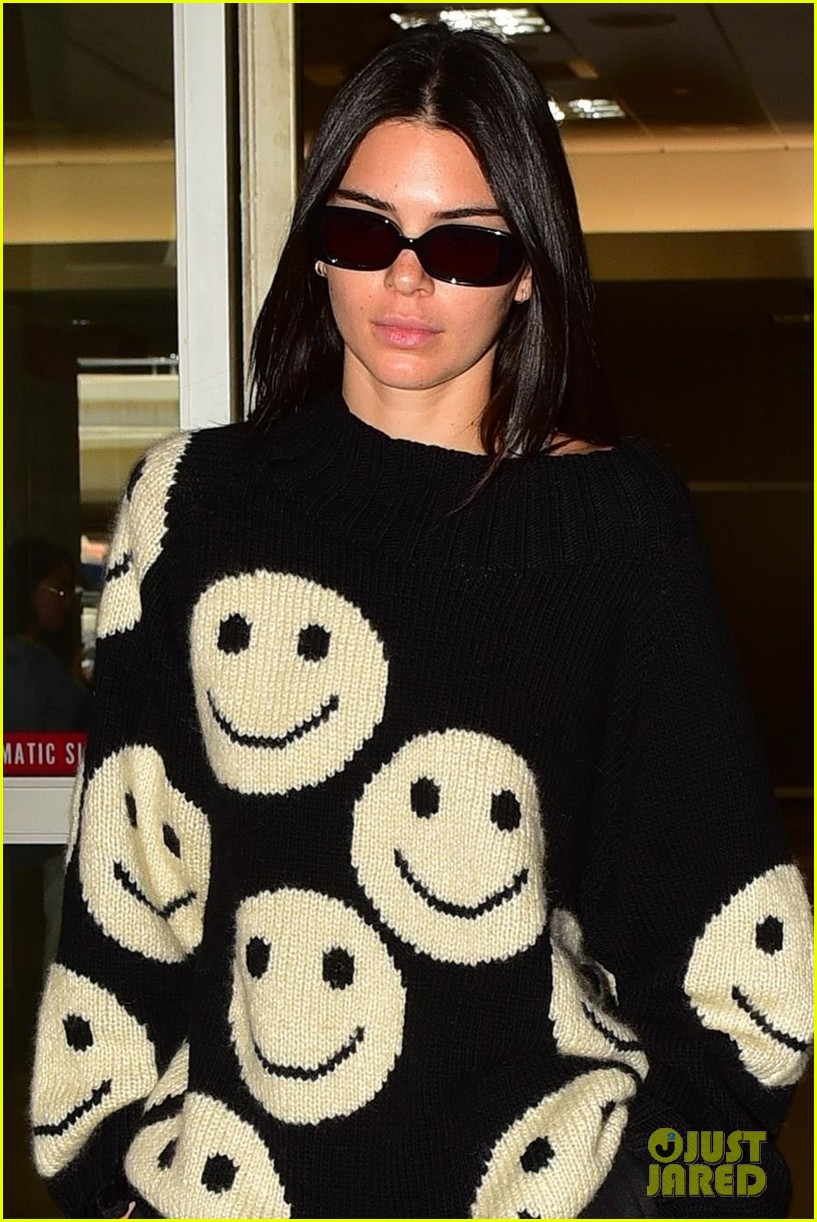 kendall jenner sports smiley face sweater for flight into lax 04