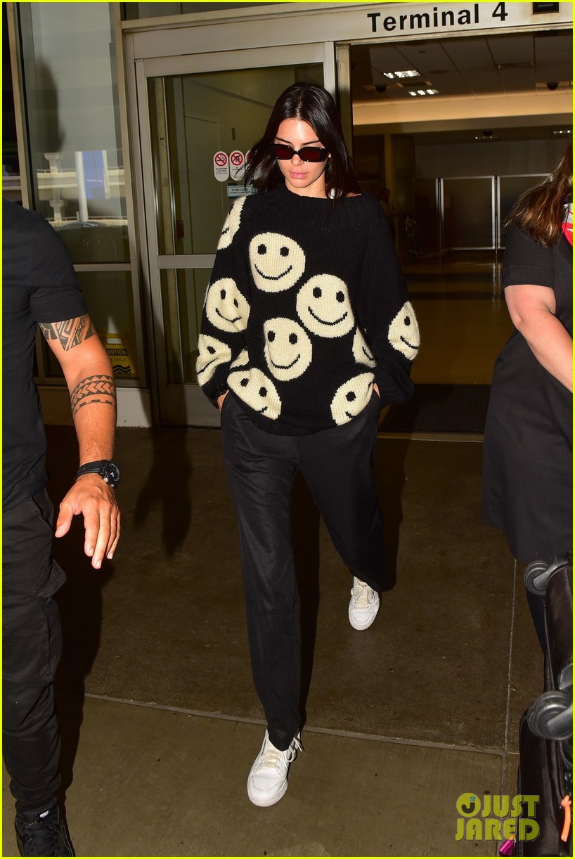 kendall jenner sports smiley face sweater for flight into lax 05