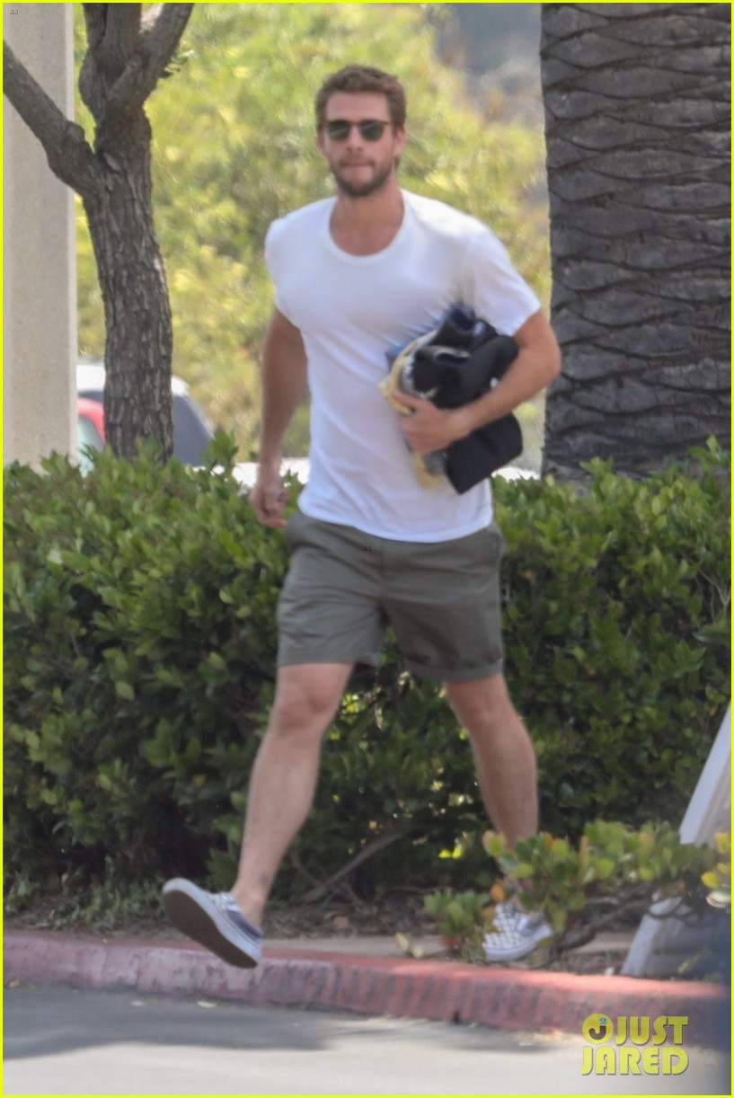 liam hemsworth rushes to the store 01
