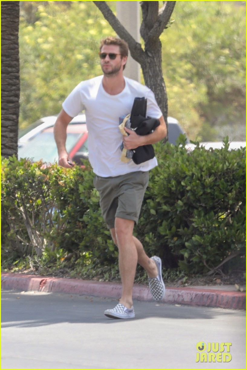 liam hemsworth rushes to the store 03
