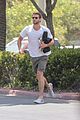 liam hemsworth rushes to the store 03