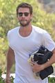 liam hemsworth rushes to the store 04