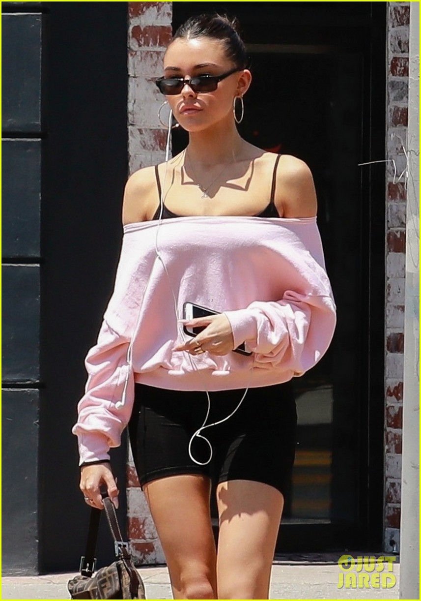 madison beer gets nails done in la 05