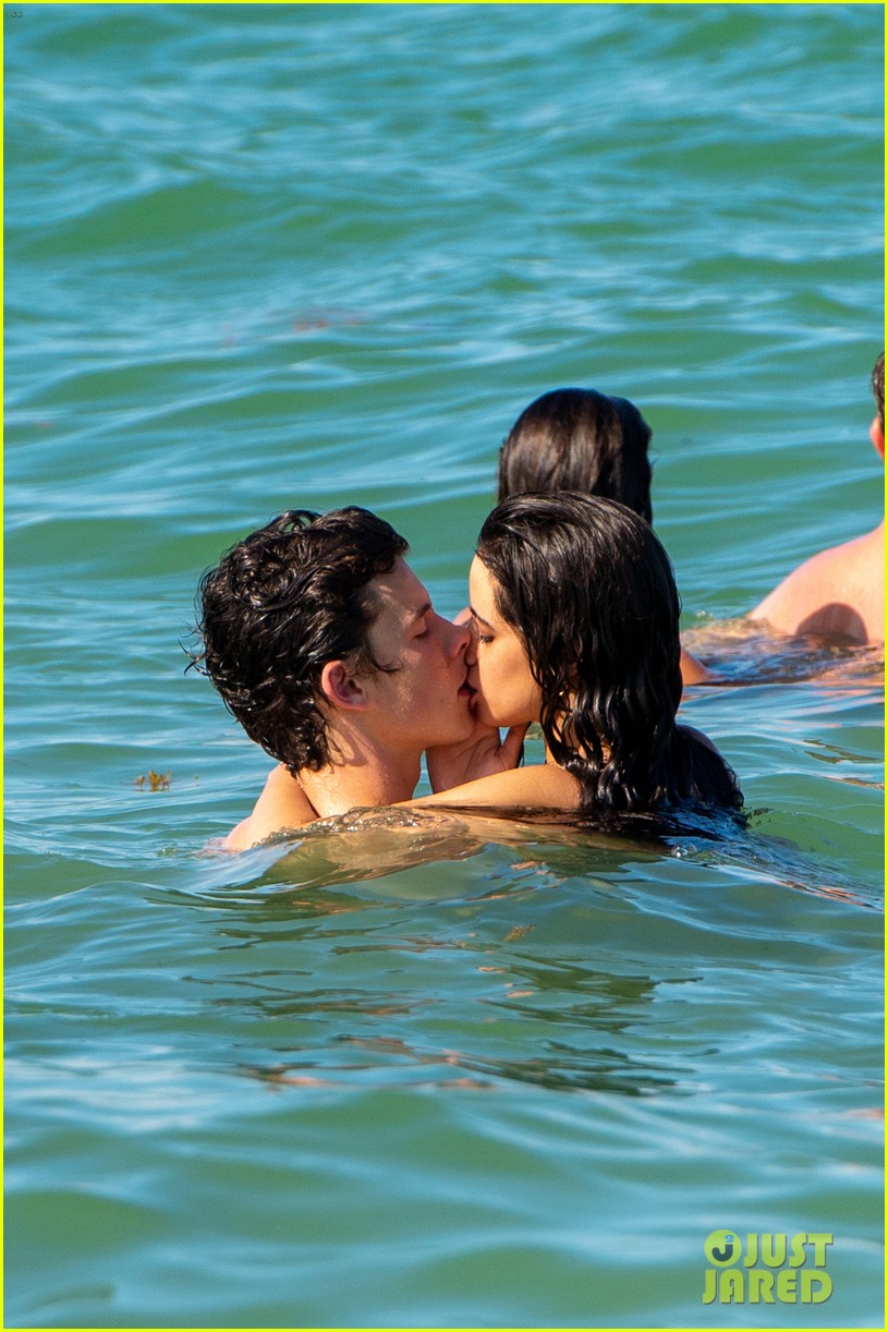 shawn mendes camila cabello kiss at the beach 03
