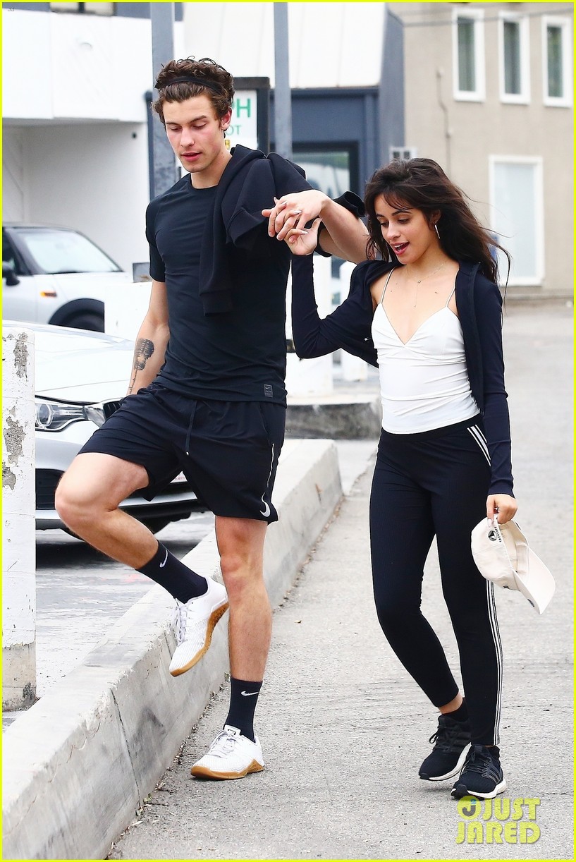 shawn mendes camila cabello hold hands sunday brunch 01